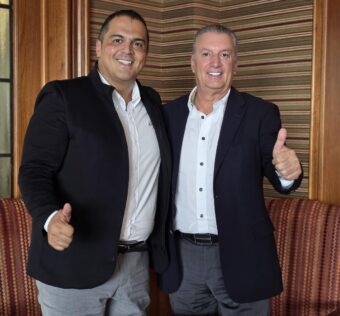 De izquierda a derecha en la fotografía el Alcalde de Belacazár Fabio Andrés Ramirez Giraldo y El presidente de Fundagan Carllos Alonso Luque Barriga.